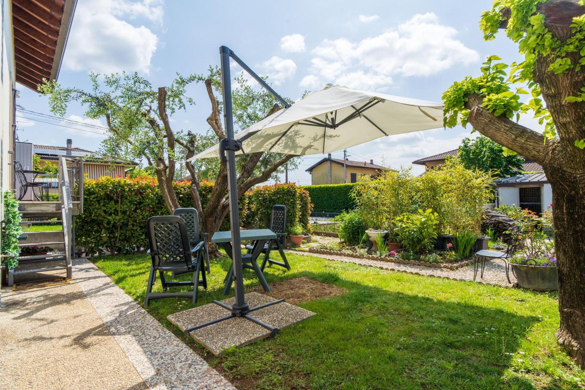 Le Rose Apartment Venegono Superiore Luaran gambar