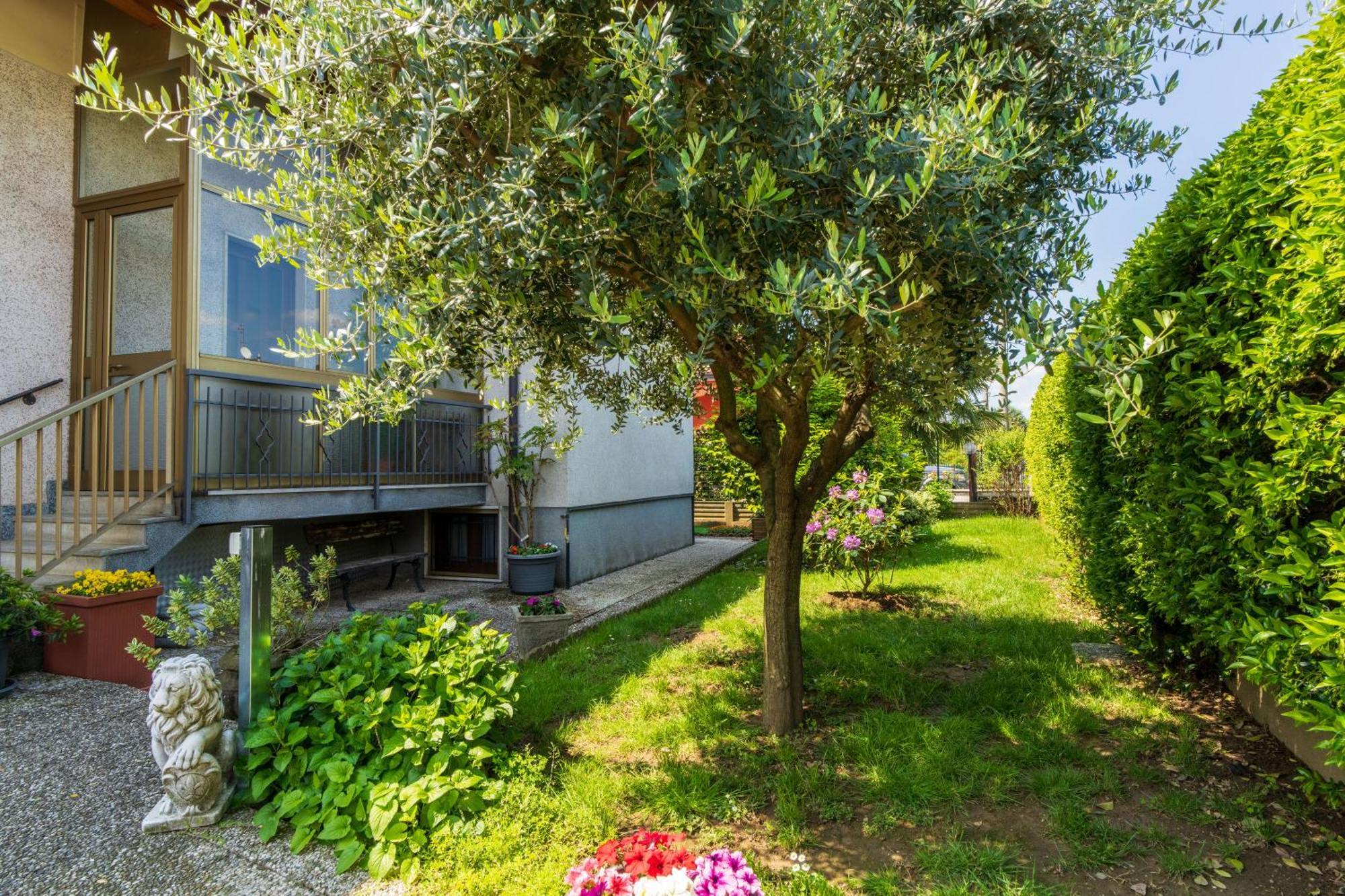Le Rose Apartment Venegono Superiore Luaran gambar